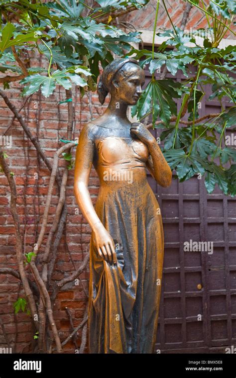 Statue of Juliet Verona Veneto Italy Stock Photo - Alamy