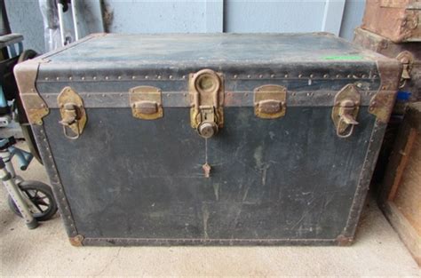 Lot Detail - LARGE VINTAGE STORAGE TRUNK