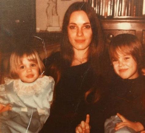 35 Adorable Angelina Jolie's Childhood Photos From the 1970s and Early ...