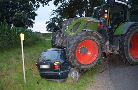 Traktorunfall: Golf in Straßengraben geschoben | agrarheute.com