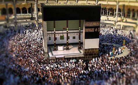 Inside the Ka'bah - IslamicLandmarks.com