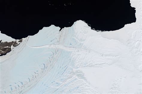 Antarctic ice shelf twice the size of Manhattan is about to break free