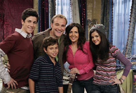 The cast of Wizards Of Waverly Place On the set of a Wizards Of Waverly place episode. | Wizards ...