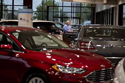 Ford Sees U.S. Sales Falling 12% This Year: Automotive News - Bloomberg