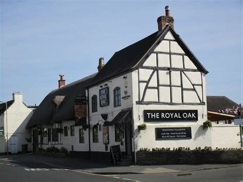 The Royal Oak, Bishop's Cleeve © Jonathan Thacker cc-by-sa/2.0 :: Geograph Britain and Ireland