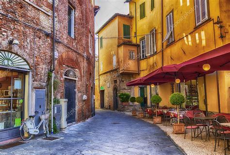 Square in old town Lucca, Italy — Stock Photo © araraadt #173795322