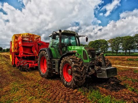 Fotos gratis : tractor, campo, granja, país, rural, vehículo, suelo ...