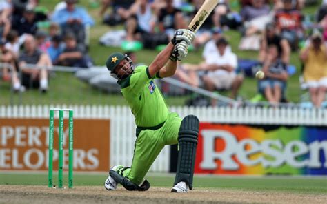 (Video) Shahid Afridi becomes first player to hit 400 career sixes | fanatix