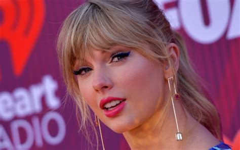 Taylor Swift Pink Hair at 2019 iHeart Radio Music Awards | POPSUGAR Beauty Photo 2