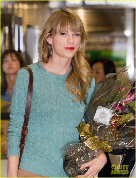 Taylor Swift Meets Fans at Narita Airport in Tokyo!: Photo 2762134 ...