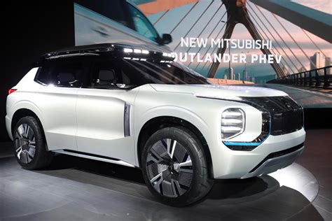 Mitsubishi Engelberg Tourer concept showcases plug-in tech in bigger SUV