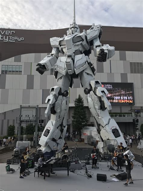 Unicorn Gundam Statue