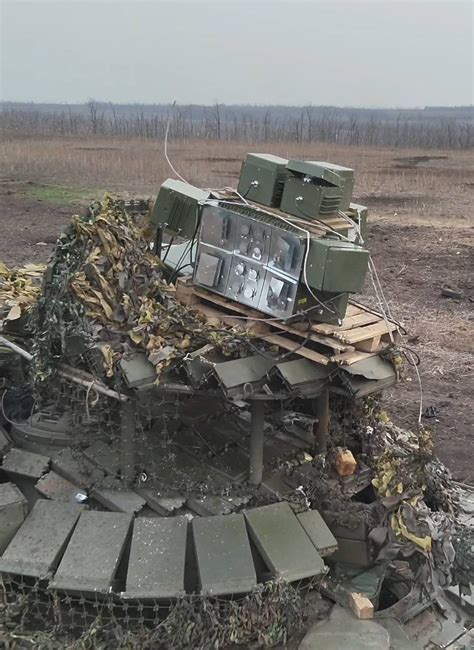 Ukrainian soldiers recover Russian electronic warfare tank in minefield close to enemy