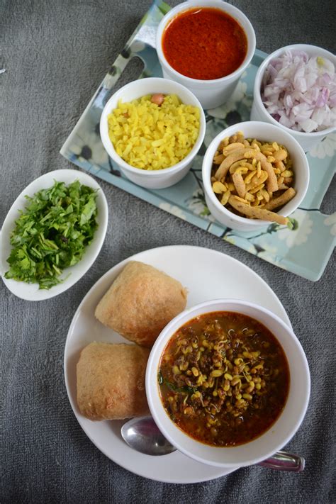 Kolhapuri Misal Pav Recipe / Maharashtrian Misal Pav Recipe – Gayathri ...