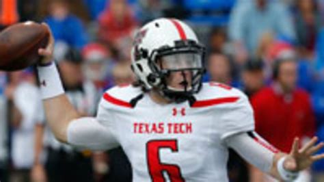 Texas Tech QB Baker Mayfield injures knee against Kansas