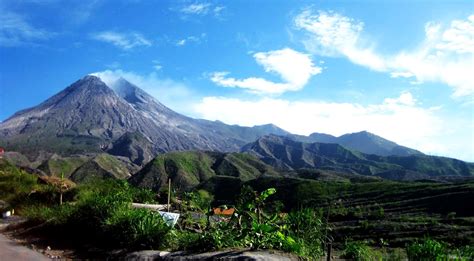 Unsur Intrinsik dalam Cerita Rakyat Gunung Merapi - Belajar Kuyy