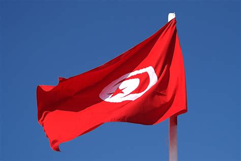 File:Drapeau Tunisie 9 avril 2014.jpg - Wikimedia Commons