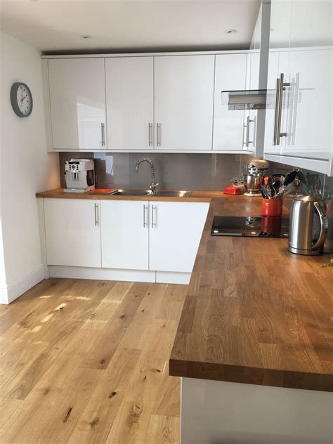 White gloss kitchen with oak worktops | White gloss kitchen, Wood worktop kitchen, Kitchen interior