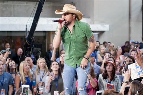 Jason Aldean Amps Up Crowd at 'Today' Show [Watch]