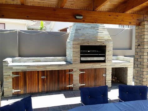 Pin by Cindy Pelser on Huis huis | Built in braai, Modern outdoor kitchen, Brick built bbq