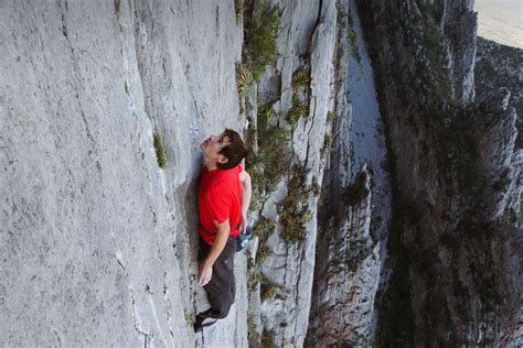 Alex Honnold Reveals the Best Way to Fight Fear – Footwear News