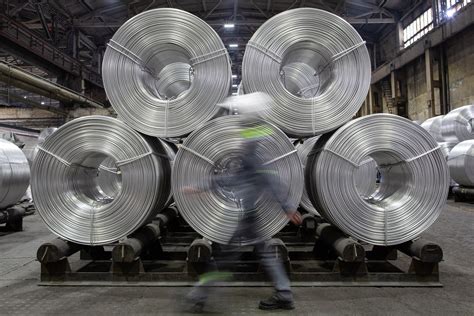 Aluminum Hits $3,000 for First Time in 13 Years on Supply Snarl - Bloomberg