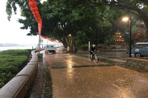 Cyclone Debbie: Brisbane drenched as system moves through south-east ...