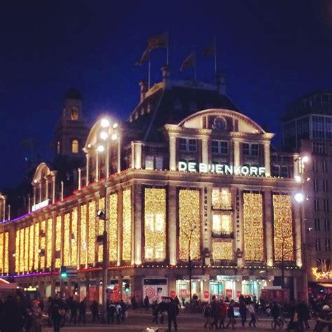 De Bijenkorf in Amsterdam prachtig verlicht tijdens de feestdagen. | Feestdagen, Verlichting ...