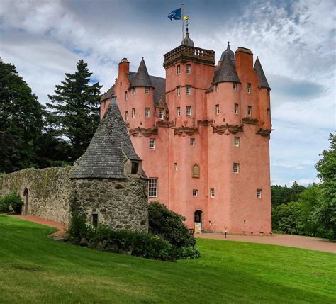 Craigievar Castle 🇬🇧 (travelswithakilt • INSTAGRAM) | Castle, Trip ...