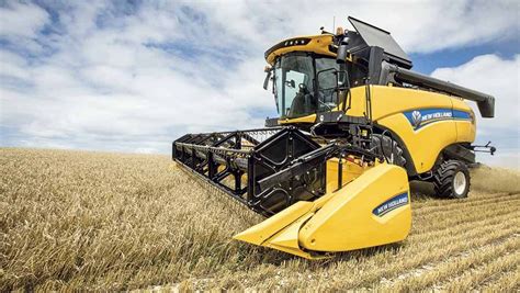 Flagship New Holland combine offers 700hp | New holland combine, New holland, Heavy machinery