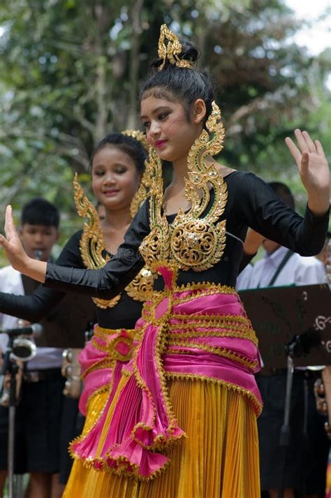 Thai folk dance editorial photo. Image of color, flower - 22101946