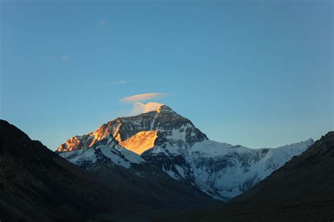 A sunrise to remember. Mount Everest viewed from Tibet. [4030x2687] [OC ...