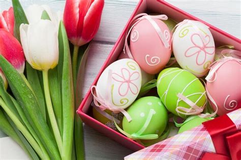 Premium Photo | Easter eggs and tulips bouquet