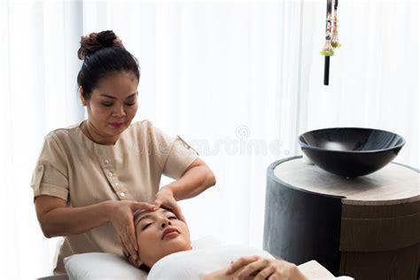 Ayurvedic Shirodhara Procedure. Indian Massage on the Ancient Technique of Shirodhara Stock ...