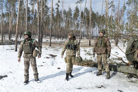 On the front line in Kreminna, Ukrainian soldiers are 'holding on'