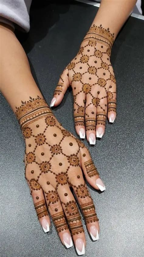 Simple Mehndi Design Images: 20 Stunning Ideas for Your Next Occasion!