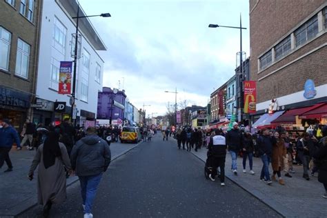 Camden High Street © DS Pugh cc-by-sa/2.0 :: Geograph Britain and Ireland