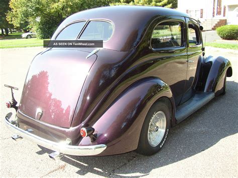 1937 Ford Sedan