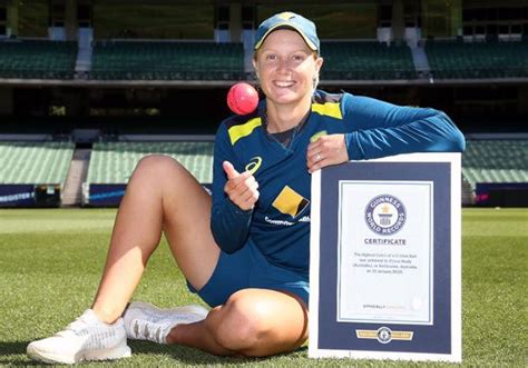 WATCH: Alyssa Healy breaks World record for highest catch - Rediff Cricket