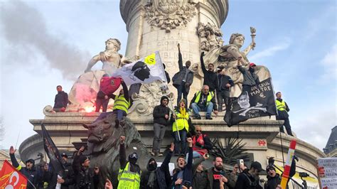 France: Strikes turn violent as police fire tear gas at protesters amid ...