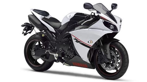 2014 Yamaha YZF-R1 Front 3-Quarter