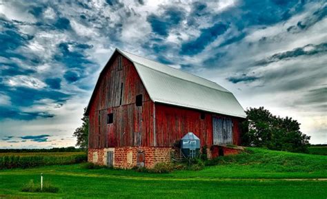 Why Are Barns Red? | History of American Barns | Almanac.com