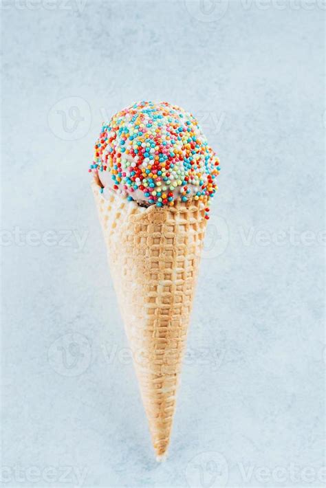 Ice cream cones with sprinkles. Summer Dessert ice-cream, yummy delicious treat. 22276085 Stock ...