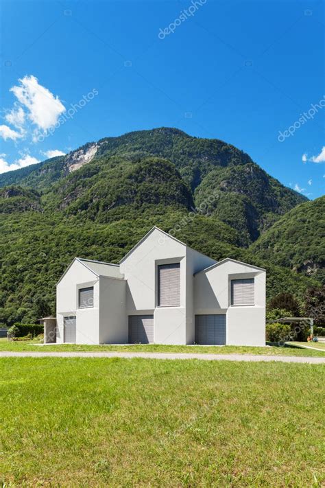 White house, outdoor — Stock Photo © Zveiger #94194378