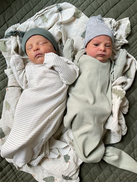 Extraordinary Birth: Identical Twins Defy Odds with Quick and Safe Natural Delivery – Late Daily