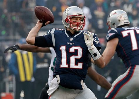 Patriots’ Tom Brady throwing without glove in AFC title game