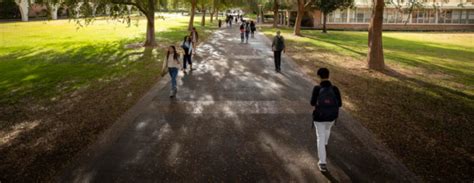 Students walking on campus at UC Riverside | School of Business