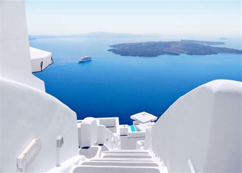 Stunning Santorini suite break | Save up to 60% on luxury travel | Secret Escapes