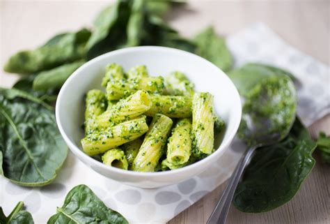 Rigatoni with spinach and walnut pesto | The Girl Loves To Eat