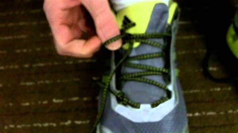 Awesome one hand shoe tie. One handed shoe tying technique - YouTube ...